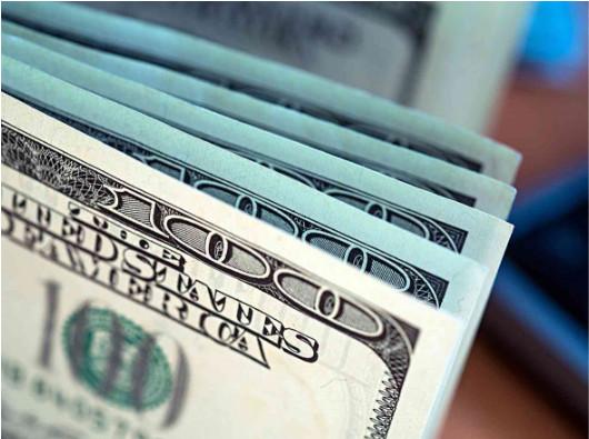 Ведущие российские банки совместно с Минфином и ЦБ готовят план ответа на возможное ужесточение санкций США, в результате которого один или несколько банков могут быть отключены от возможности проводить расчеты в долларах.