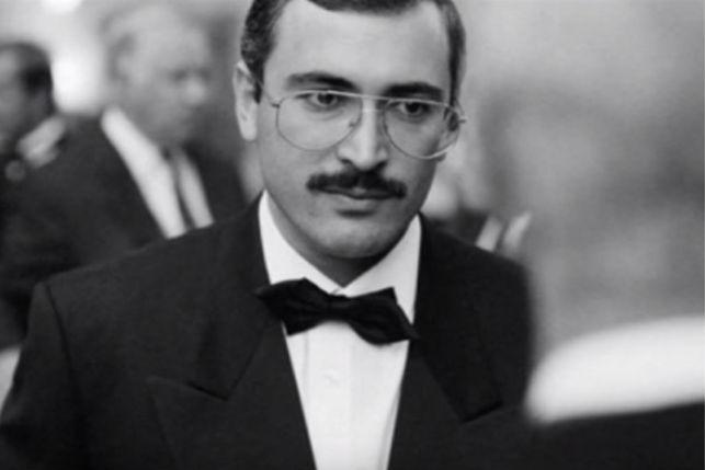 Яркий беспредел 90-х: Ровно 25 лет назад была создана нефтяная компания «ЮКОС». Всего за несколько лет ее владелец Михаил Ходорковский стал самым богатым человеком России.