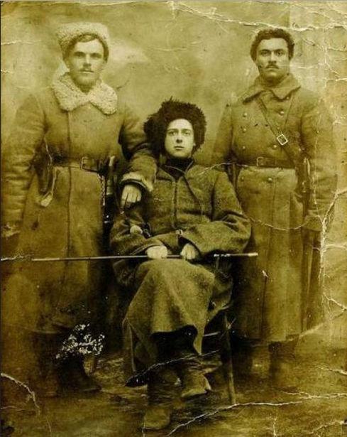 В Киеве и окрестностях в годы советской власти была широко известна история о гибели в селе Триполье (недалеко от Киева) отряда комсомольцев, уничтоженных бандой Зелёного