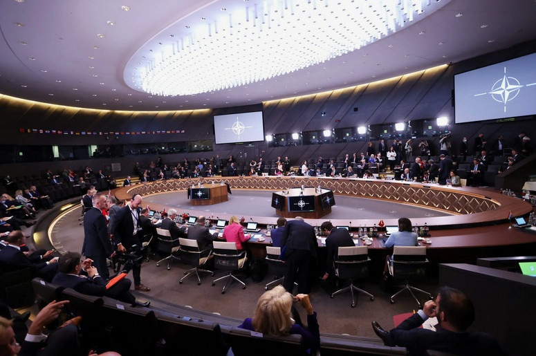 попытки США передать НАТО роль координатора военной помощи ВСУ