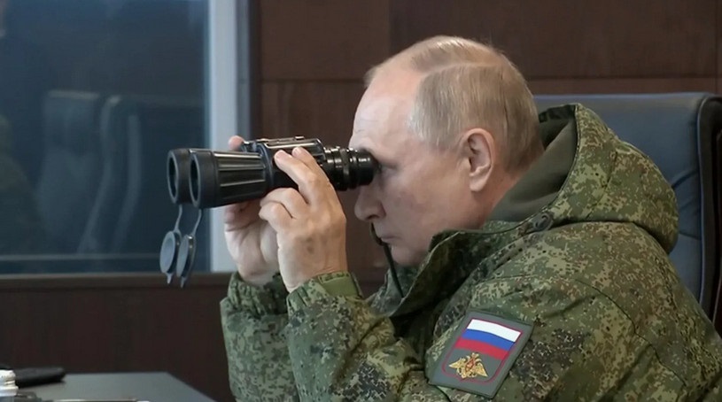 Путин с биноклем