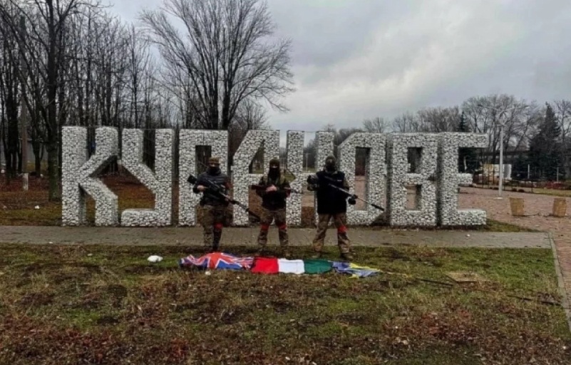Бойцы ВС РФ сфотографировались с трофейными вражескими флагами в Курахово