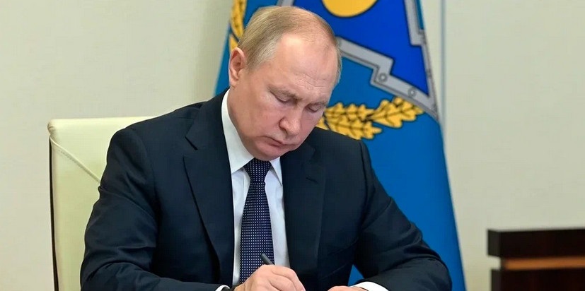 Путин подписал указ о специальных экономических мерах, который запрещает иностранным компаниям из недружественных стран совершать любые сделки с их долями в стратегических российских предприятиях.