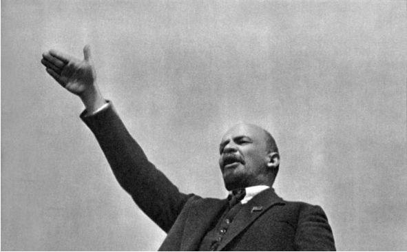 Владимир Ильич Ленин на митинге во время открытия временного памятника Степану Разину на Лобном месте в Москве, 1919 год