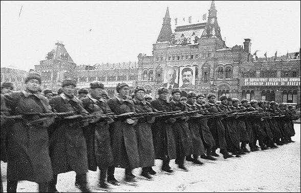 защитники Москвы на параде 7 ноября 1941г