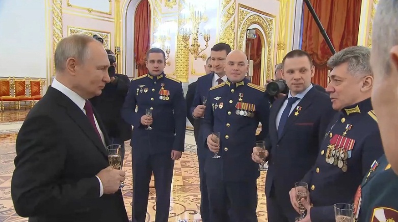 В.В.Путин с награждёнными медалями