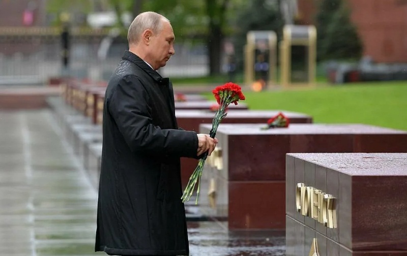 Путин возложил цветы к Могиле Неизвестного Солдата в День Победы