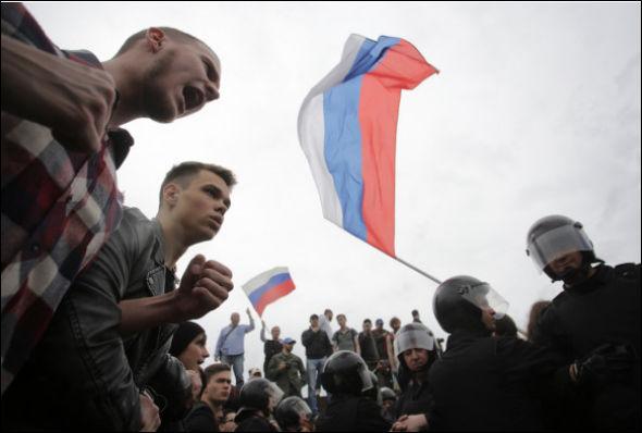Уже в июне текущего года Россию может ожидать постепенное погружение в дестабилизацию