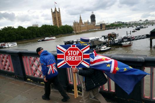 В плане подготовки кабмина Соединенного Королевства к «жесткому» Brexit отмечается, что он грозит стране дефицитом продуктов питания, медикаментов, топлива, перебоями на границе и массовыми протестами