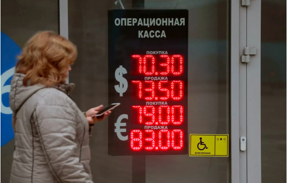 Курс рубля пережил мощное падение после обрушения нефтяных цен