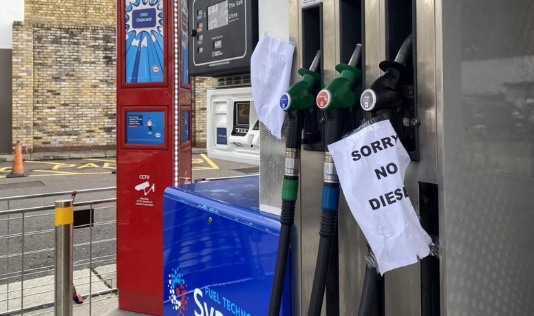 Поставки нефти и нефтепродуктов в ЕС резко упали