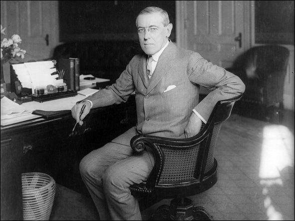 Вудро Вильсон, разрешил в 1913 создание ФРС