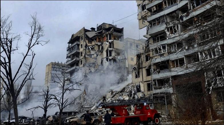 в Днепропетровске украинская ракета упала на жилой дом