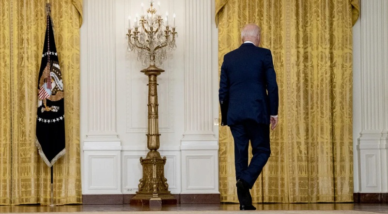 президент США Джо Байден уходит