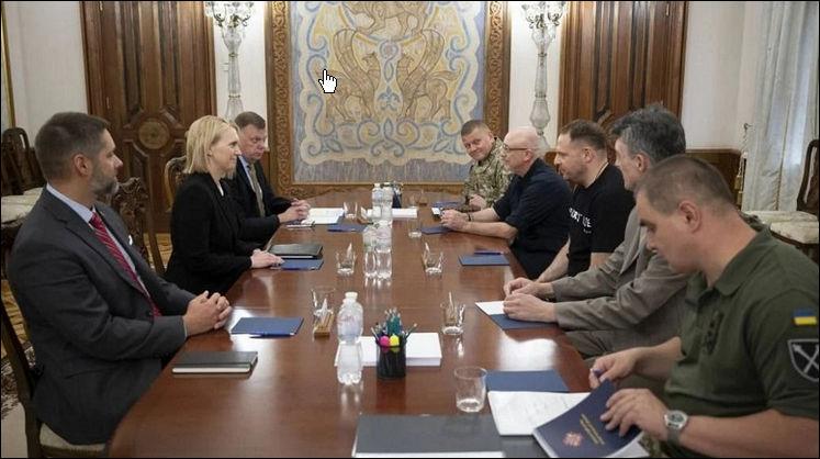 вызов в американское посольство «серого кардинала» Зе -режима Андрея Ермака