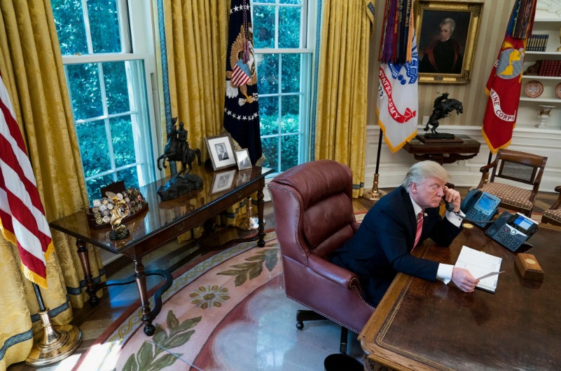 Трамп в овальном кабинетн