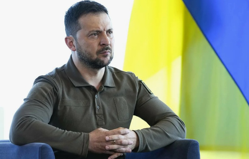 Первым идею «вакуума легитимности» Зеленского после марта-мая начал вбрасывать через свои СМИ Порошенко