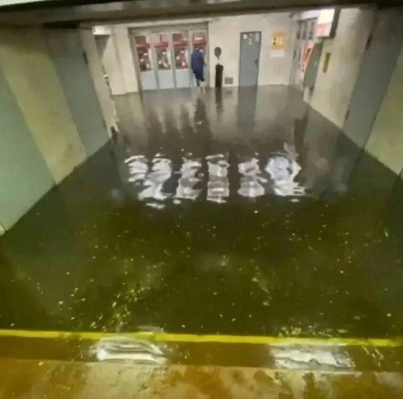 Киев уходит под воду после осквернения Лавры