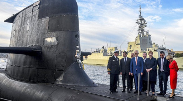 макрон на подводной лодке