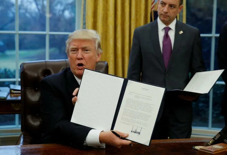 трамп президент подписывает указ 2024