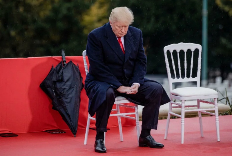 Трамп пытается усидеть на двух стульях