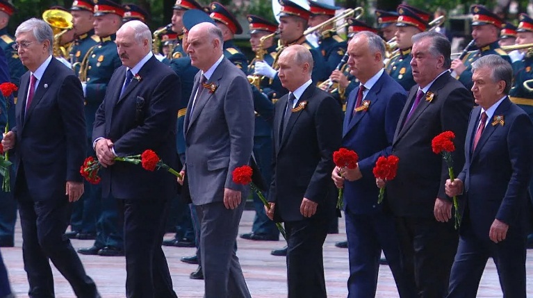 все лидеры бывших советских республик Средней Азии дружно принеслись 9 мая в Москву на празднование Дня Победы