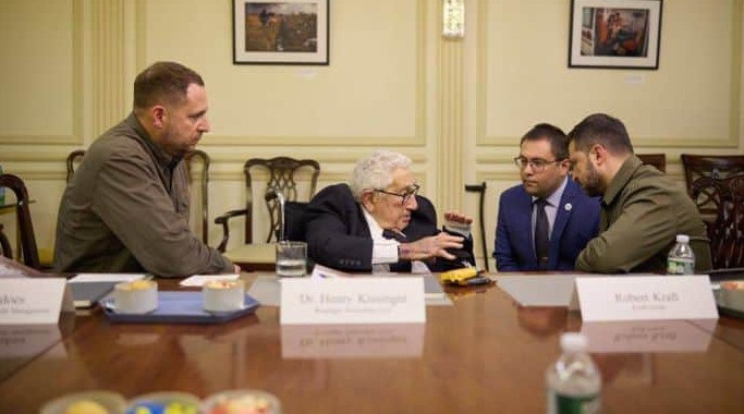 встреча Генри Киссинджера с Владимиром Зеленским и главой его зондеркоманды Андреем Ермаком.