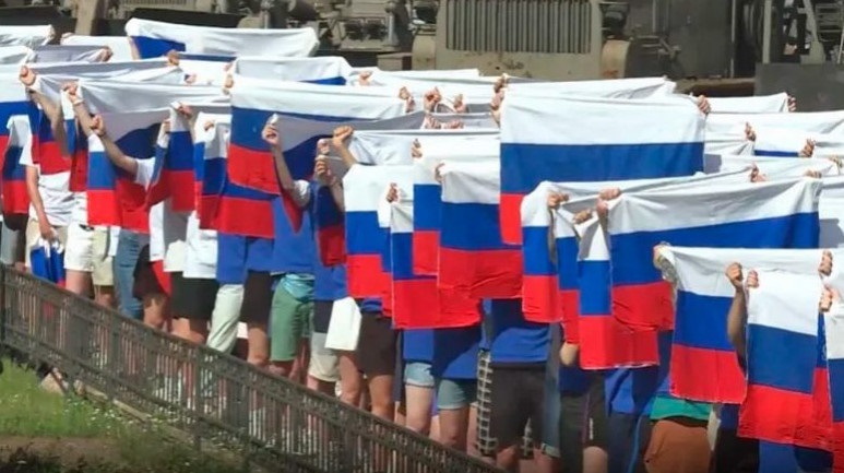все с флагами России