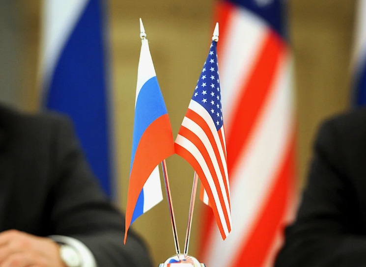 флаги России и США