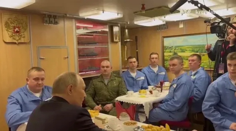 Владимир Путин с моряками-подводниками