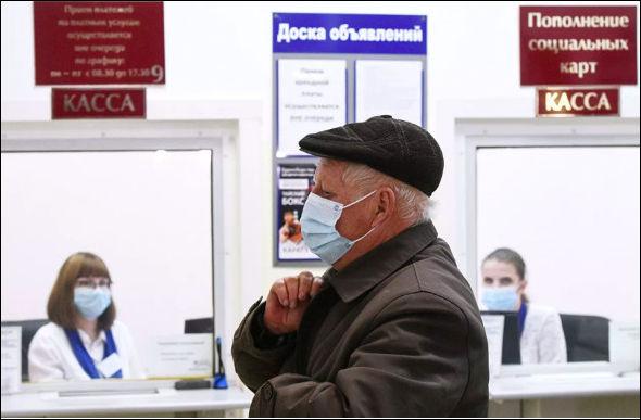 пенсионер в пенсионном фонде
