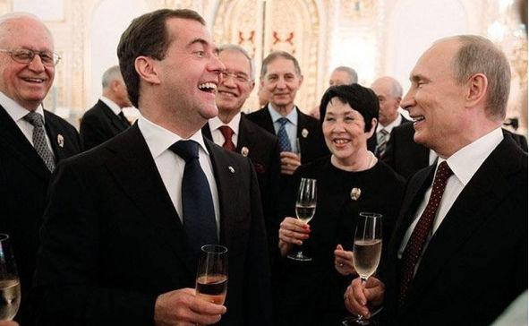 Путин и Медеведев: волчий билет или социальный взрыв